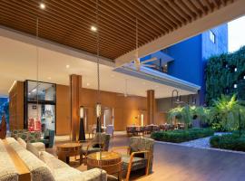 Holiday Inn Express Phuket Patong Beach Central by IHG, kh&aacute;ch sạn Holiday Inn ở B&atilde;i biển Patong