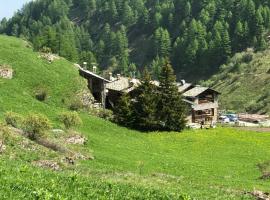 Case Gran Paradiso di Charme Villaggio La Barmaz, parkolóval rendelkező hotel Rhemes-Saint-Georgesben