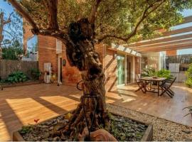 Bonito duplex con piscina en Barcelona&playa, hotel i Tiana