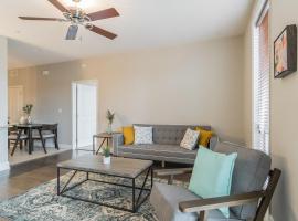 Lux Apartment in San Antonio + Pool, apartemen di San Antonio
