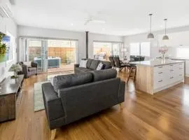 HALE KUPA Rye Beach House Spa Table Tennis