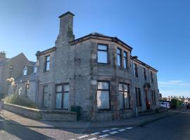 Hayfield Apartment: Lossiemouth şehrinde bir otel