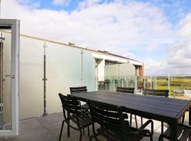 8 person holiday home in Ringk bing โรงแรมในRingkøbing