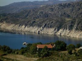 Oficina Do Joe Guesthouse, viešbutis su vietomis automobiliams mieste Outeiro