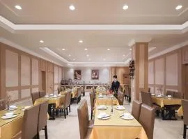 Vienna Hotel (Shanghai jinshanwei Railway Station City Beach Shop)