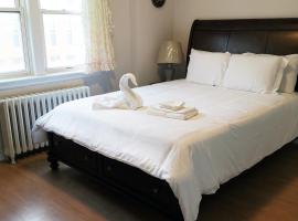 Cozy Private Rm Heart of North York Free Parking Full Kitchen Close to Downtown, hotell i Toronto