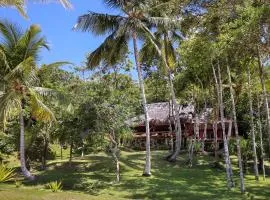 Charmoso bangalô balinês pé na areia Outeiro das Brisas