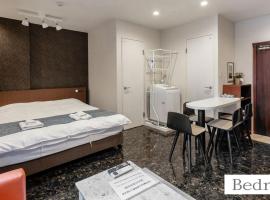 玉出サクラハウスダブルルームwifi付 玉出駅から徒歩2分 地下鉄難波迄8分, hotel v Osace