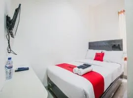 RedDoorz Plus near Mall Ciputra Jakarta