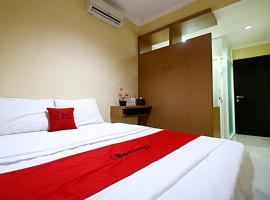 RedDoorz near ITC Cempaka Mas, hotel v destinaci Jakarta