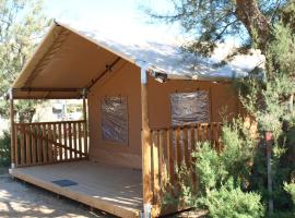 Oh! Campings - Le Clos du Rhône, kamp sa luksuznim šatorima u gradu Sen Mari de la Mer