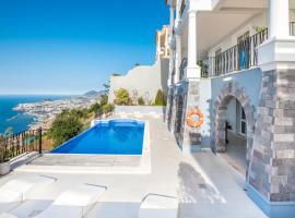 Villa La Terrasse Palheiro Village with private pool by HR Madeira, holiday home in São Gonçalo