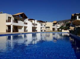 Top floor 2 bedroom apartment E101, 3 pools, sea view, FREE WIFI，位于佩亚的酒店