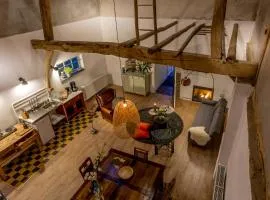 Aan de Holle Weg. Zeer landelijk gelegen verbouwde stal tot woning