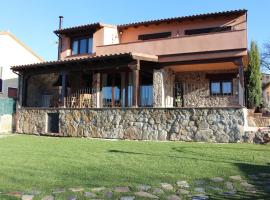 Casa Rural Los 3 Panetes, villa in Peñacaballera