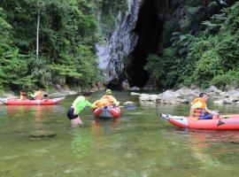Ruc Mon cave Adventure, hotel di Bố Trạch