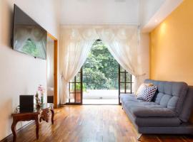 Casa Entera-Cerca a Mall La Central y Estación de Tranvía, hotel en Medellín