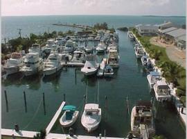 LICENSED MGR - 2/2 VILLA - OCEANFRONT BEACH RESORT - SALTWATER LAGOON & MARINA!, hotell i Key Largo