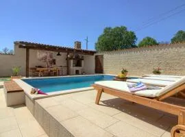 Charming villa Eleonora with pool near Pula