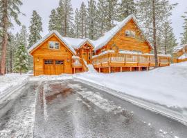 Snowpeak Chalet in Tahoe Donner, hotell sihtkohas Truckee huviväärsuse Christmas Tree Express lähedal