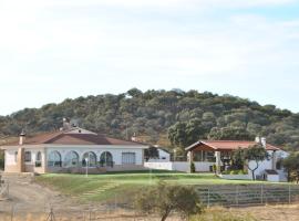 Casa Rural Entresierras Extremadura, hotel u gradu 'Alcuéscar'