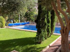 Villa with private pool and beautiful garden, mökki kohteessa Los Cristianos