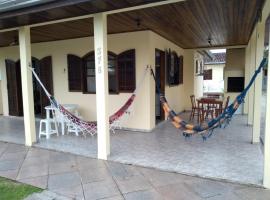 Casa Guaratuba espaçosa e confortável, hotel com spa em Guaratuba