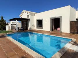 Villa Bol-Can con piscina privada, hotel din Playa Blanca