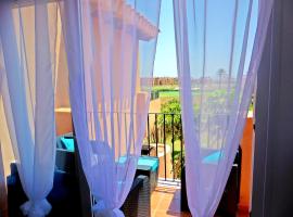Casa Colin - Mar Menor Golf Resort，托雷帕切科的有停車位的飯店