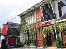RedDoorz near Hartono Mall