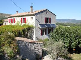 Grande maison familiale avec piscine en Ardèche, hótel í Valvignères