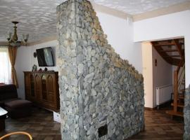 Dom w Bieszczadach 10 osobowy – hotel w Wołkowyi