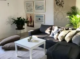 Rymlig lägenhet i avdelat hus med egen parkering