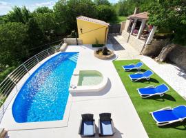 Villa Zvonko, hotel with pools in Benkovac