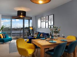 PENTHOUSE Plymouth Apartment- Sea View- Sleeps 7 - Private Parking - Habita Property, hotel Plymouthban