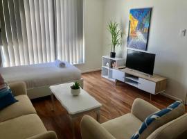 Bright 1 Bedroom Apartment 5km to Surfers Paradise, apartmán v destinaci Gold Coast