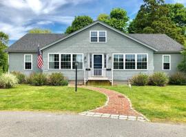 Cape Cod Escape, Newly Renovated- Walk to Beach!, hotel em Falmouth