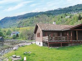 Three-Bedroom Holiday home in Nordfjordeid 2, hotel in Heggjafrislia