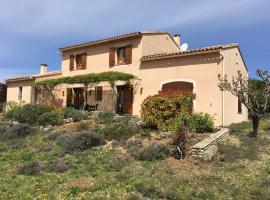 Jolie Villa dans LE LUBÉRON, hotel en Saint-Saturnin-lès-Apt