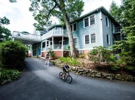 Highland Lake Inn & Resort - Flat Rock