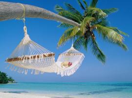 TWO Bedroom TWO Bath Family Condo - Sleeps Four - Unit B - Private Beach, hotel i Sankt Petersborg