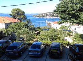 Apts and rooms Rest - close to sea – pensjonat w mieście Selca