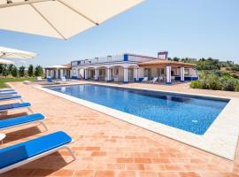 Malhadais Villa Sleeps 8 with Pool and Air Con, хотел в Malhadais