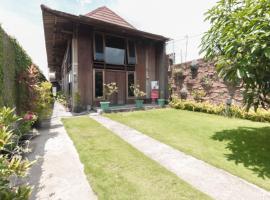 RedDoorz at Omah Kayu Homestay Yogyakarta, kotimajoitus kohteessa Yogyakarta