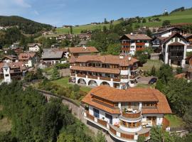Residence Burghof, hotel a prop de Seiser Alm Bahn - Cabinovia Alpe di Siusi, a Siusi