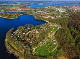 Mobilheim und Blockhaus mit Seeblick