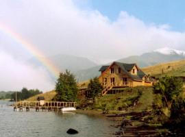 Lodge de Montaña Lago Monreal, hotel z jacuzziji v El Blancu