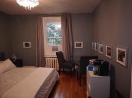 Room with King Bed in Shared 3 Bedroom Downtown, habitación en casa particular en Montreal