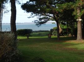 Ty Too, dans les bois, face mer，位于佩内斯坦的酒店