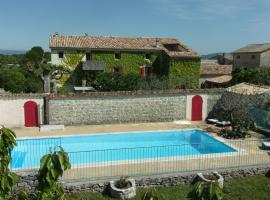 Gîte de charme la FENIERE 2 dans Mas en pierres, au calme, piscine chauffée, hotel pre rodiny v destinácii Joyeuse